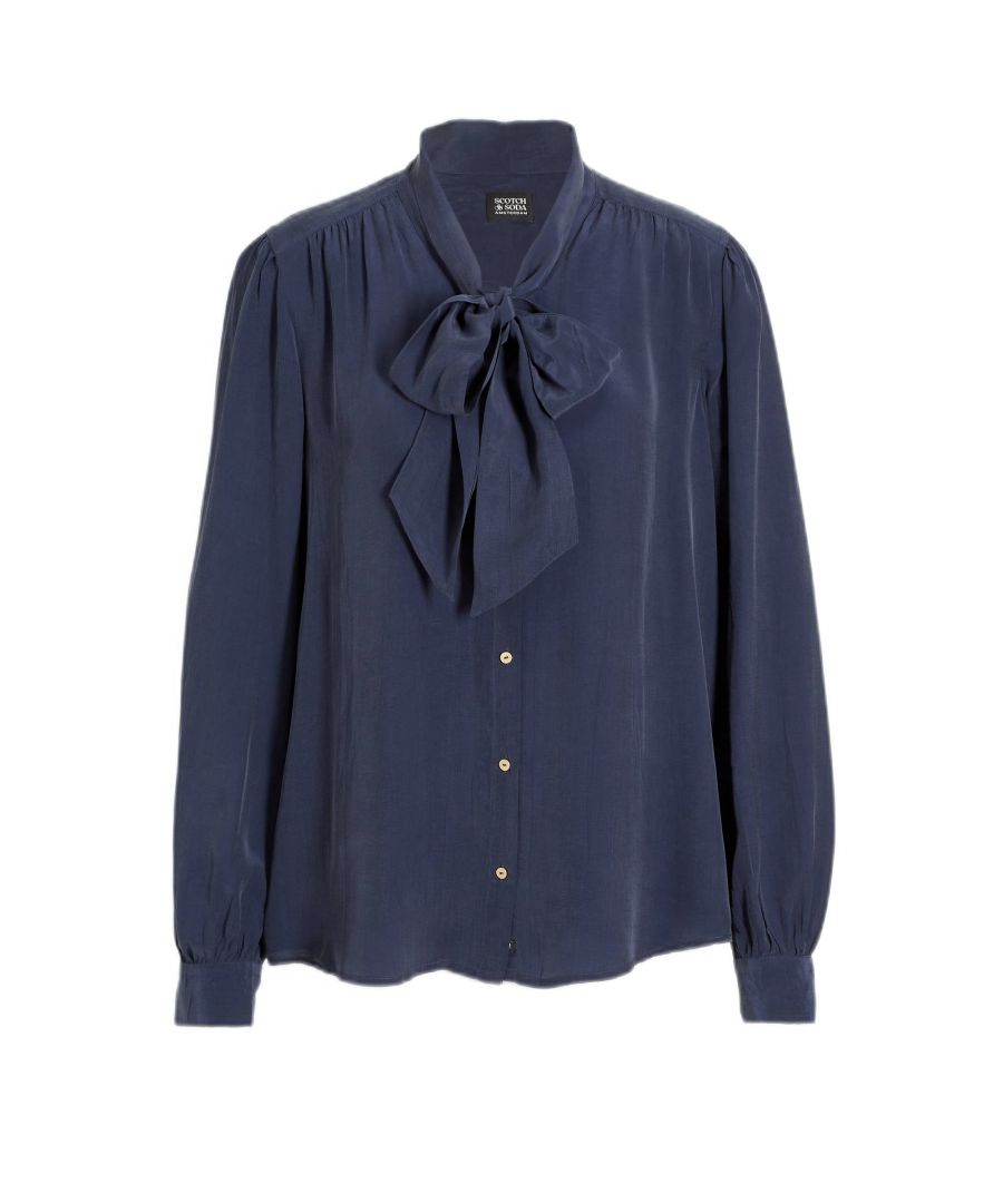 Deze blouse voor dames van Scotch & Soda is gemaakt van viscose. Het model heeft een strikkraag en lange mouwen. De blouse heeft een knoopsluiting.