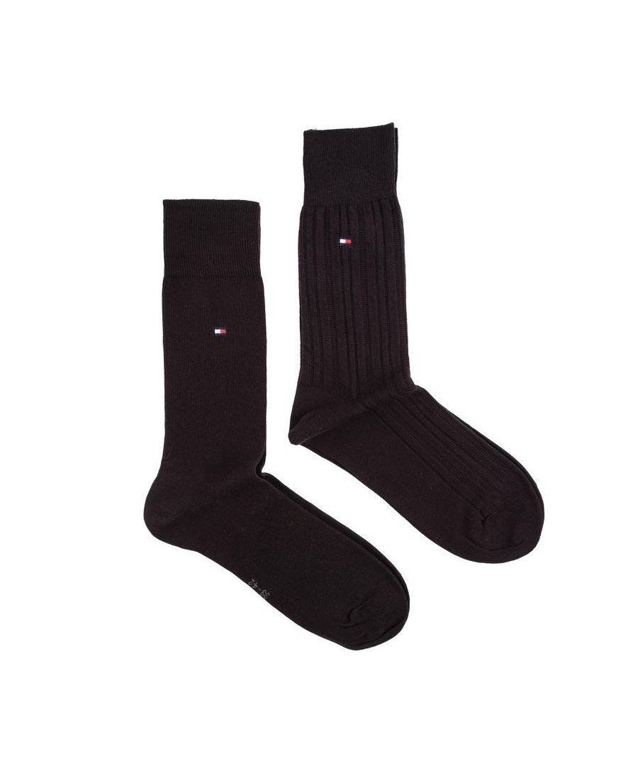 Perfect voor uw dagelijkse comfortabele slijtage. de Tommy Hilfiger 2 Pack Casual Socks zijn precies dat. comfortabel en ongedwongen. De modieuze designer sokken zijn er in 2 designs. hebben een geweven vlaglogo en zijn gemaakt van zacht katoen en een antisliphak.
