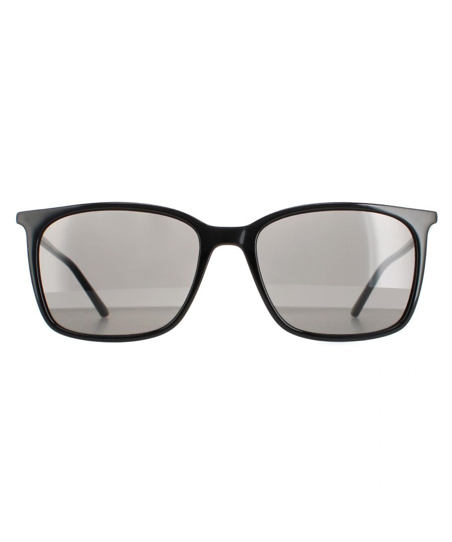 Calvin Klein zonnebrillen CK18534S 001 Zwarte vaste rook zijn een vierkante stijl vervaardigd van lichtgewicht acetaat. De slanke tempels zijn verfraaid met het Calvin Klein -logo voor authenticiteit.