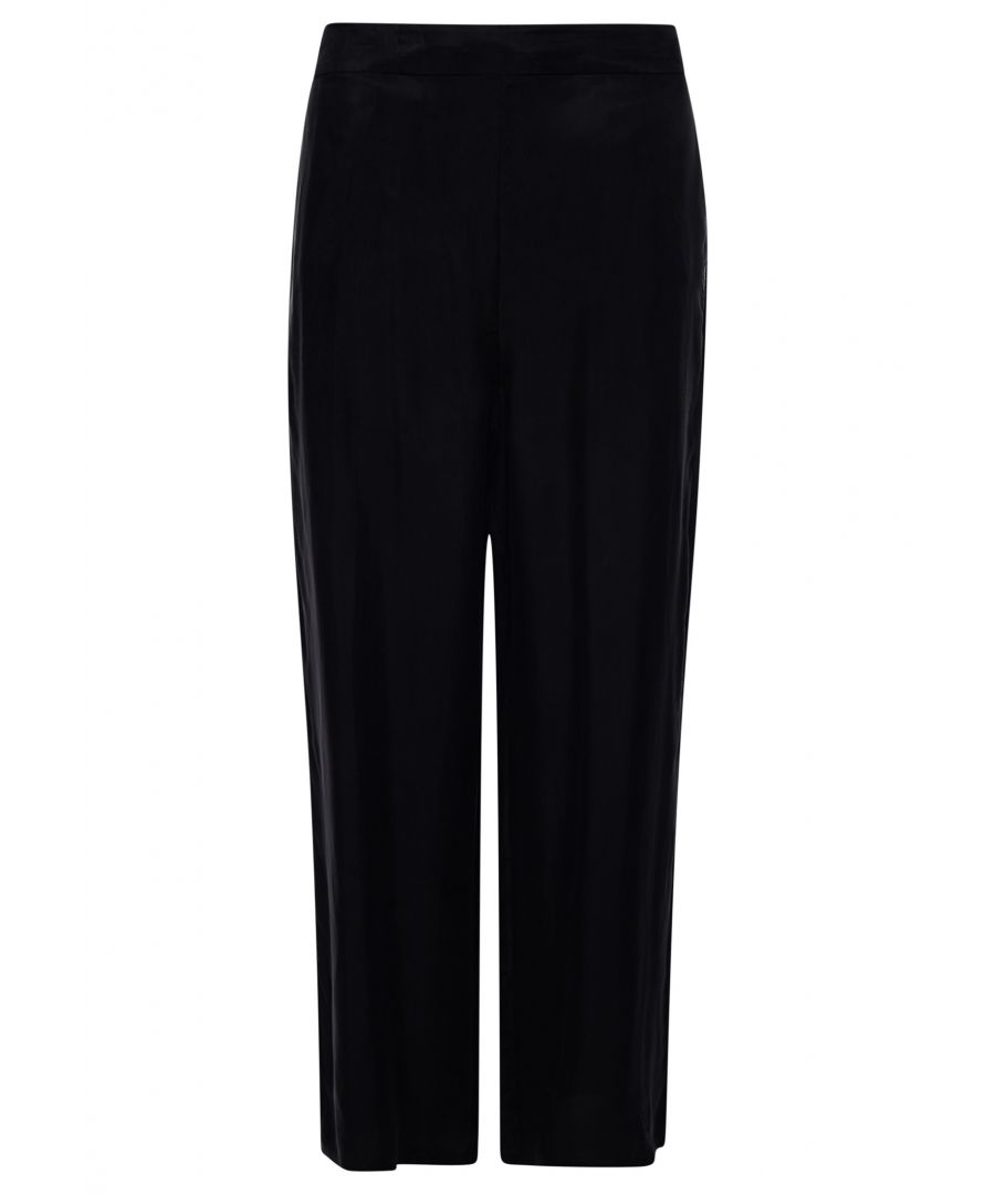 For a chic yet effortless style, look no further than our Studios Cupro trousers. Comfortable and soft, they'll elevate any outfit.Relaxed fit – the classic Superdry fit. Not too slim, not too loose, just right. Go for your normal size.Half elasticated waistbandTwo side seam pocketsBack pocketInternal drawcordClassic Superdry logo patchOur Cupro has a soft handle designed to have a silky vintage touch.
