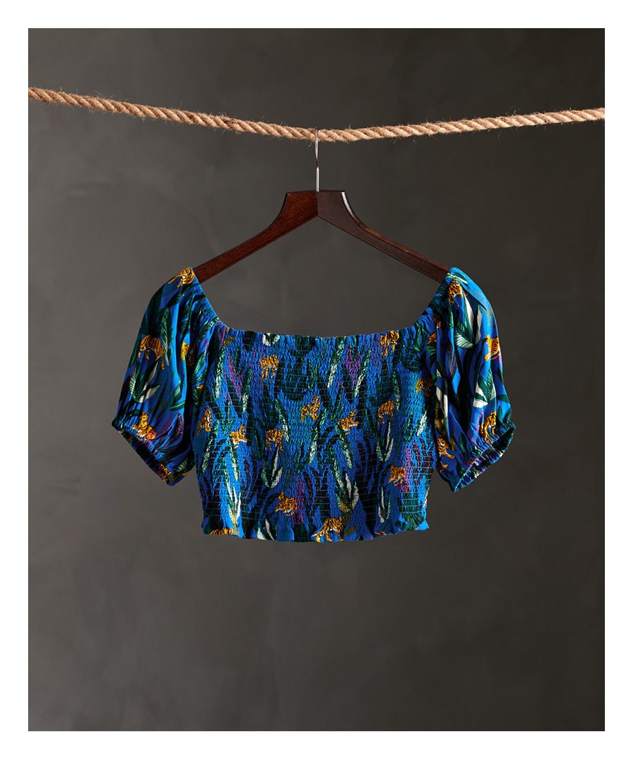 Superdry Kala-damestopje met smokwerk. Dit shirt is gemaakt van elastisch materiaal met opgepofte elastische mouwen en een geribde zoom. Afgewerkt met een metalen Superdry-logolabel op de zoom. Combineer deze top met de bijpassende strandrok voor een stijlvolle look.