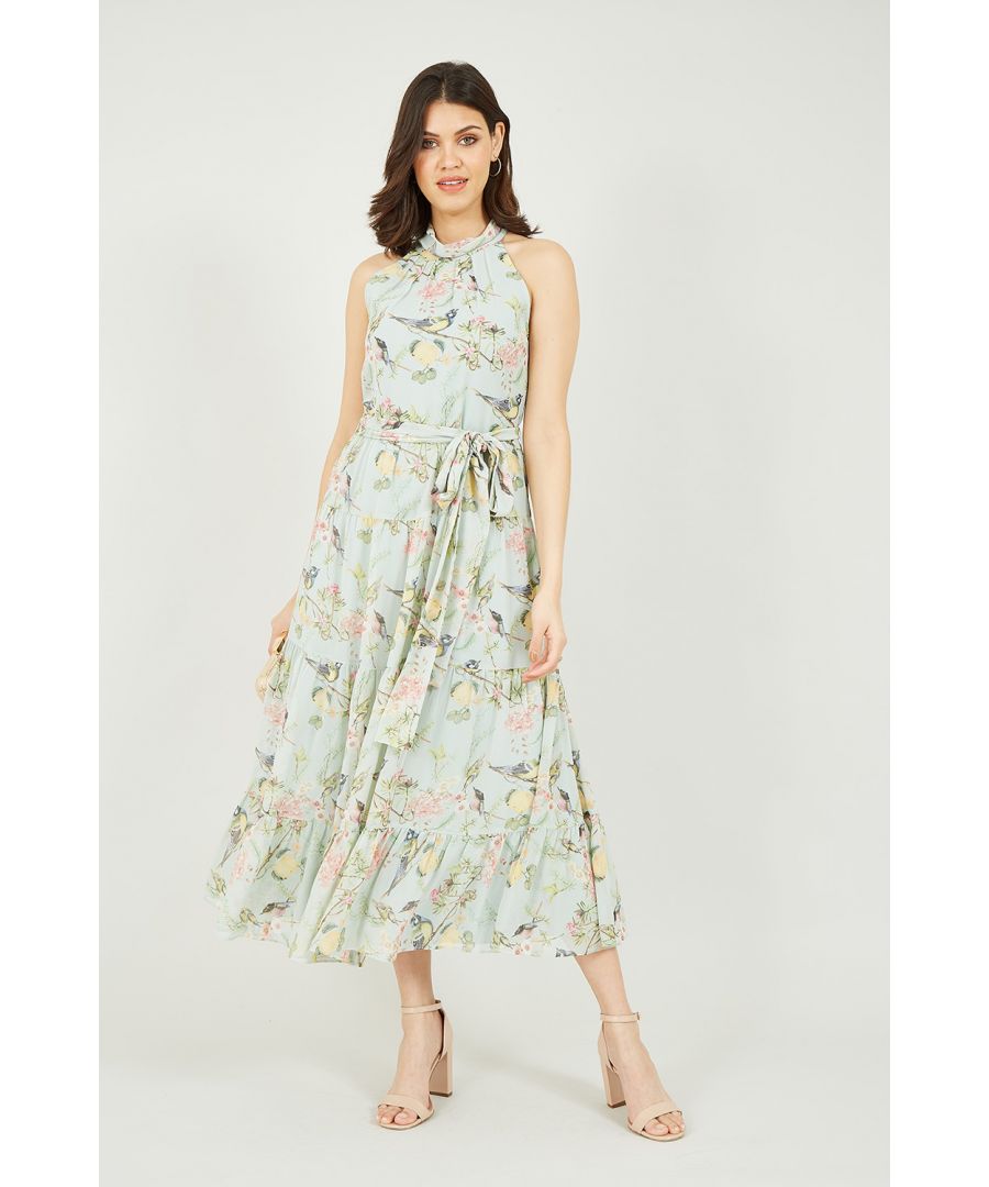 Geniet in stijl van de zomer in onze mintgroene halterjurk met bloemen-en vogelprint Deze chique zomerjurk is ontworpen met halternek en afgewerkt met vrouwelijke bloemen- en vogeldetails. We zien de picknicks en de prosecco al voor ons. Combineer hem met armbanden voor extra bling, of stijl hem klassiek met een flaphoed en bijpassende sandalen. Pastelkleuren gaan overigens perfect samen met glanzende nude lipstick.