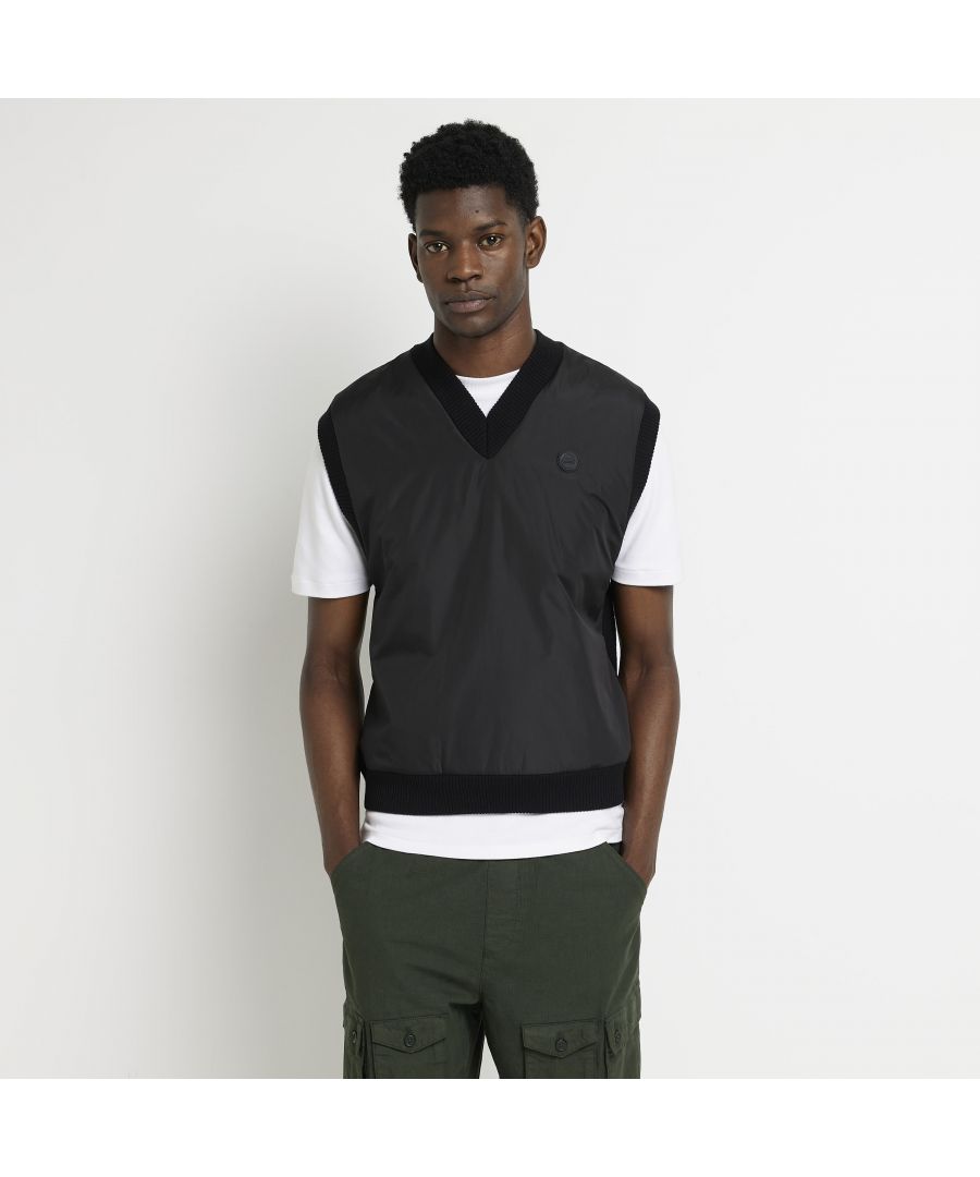 > Brand: River Island> Department: Men> Colour: Black> Type: T-Shirt> Style: Vest> Material Composition: 52% Cotton 48% Acrylic> Material: Cotton> Size Type: Regular> Neckline: V-Neck> Sleeve Length: Sleeveless> Occasion: Casual> Pattern: No Pattern> Season: AW22