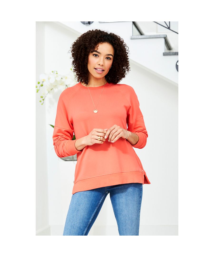 REASONS TO BUY: Liven up your loungewearPremium fabric for maximum cosinessFlattering cropped shapeMood-boosting coral shadeGreat with blue or white jeansThrow it over your activewear