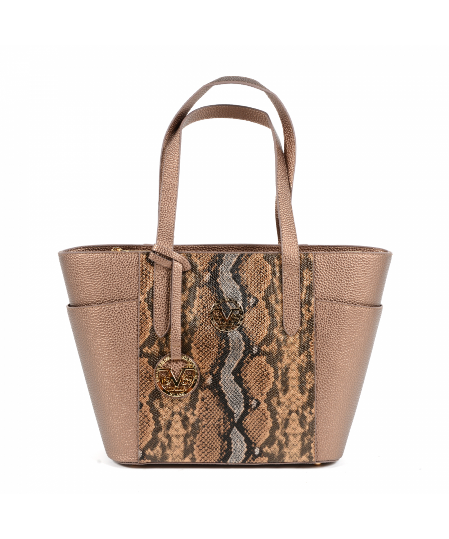 By Versace 19.69 Abbigliamento Sportivo Srl Milano Italia - Details: 8005 PYTHON BRONZE - Color: Bronze - Composition: 100% SYNTHETIC LEATHER - Made: TURKEY - Measures (Width-Height-Depth): 40x25.5x13 cm - Front Logo - Two Handles - Logo Inside - Two Inside Pocket