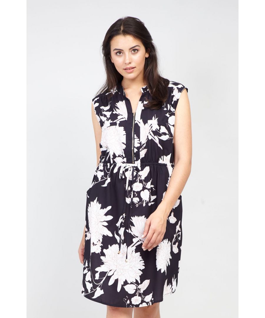 This floral tunic dress is the perfect addition to your new season collection. In a monochrome print, it has aV-Neck, is sleeveless, tie waist detail and knee length fit. Wear with strappy heels for day to night style.