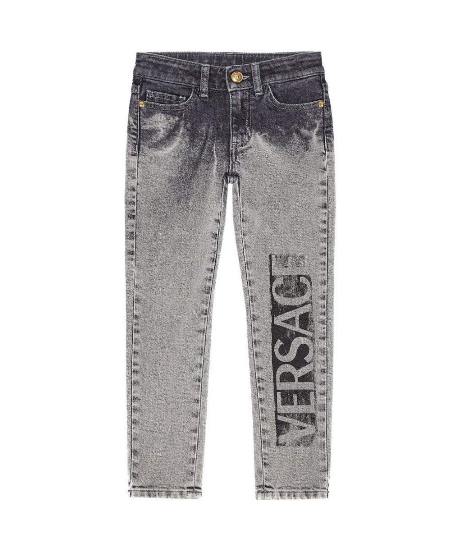 Fit for an array of activities, these jeans are crafted from soft stretch denim in a marble wash. The casual style is embellished with a printed logo accent.