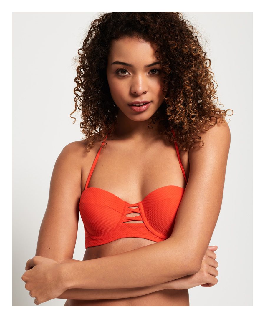 Superdry women’s Sophia textured cup bikini top. This full cup bikini top has been designed in a textured material and has underwired support and is padded for fuller cleavage. The bikini top features a halter-neck strap and can be clasped around the back. The Sophia textured cup bikini top is finished with a cut-out design at the front and a small, metal Superdry logo badge on one cup.