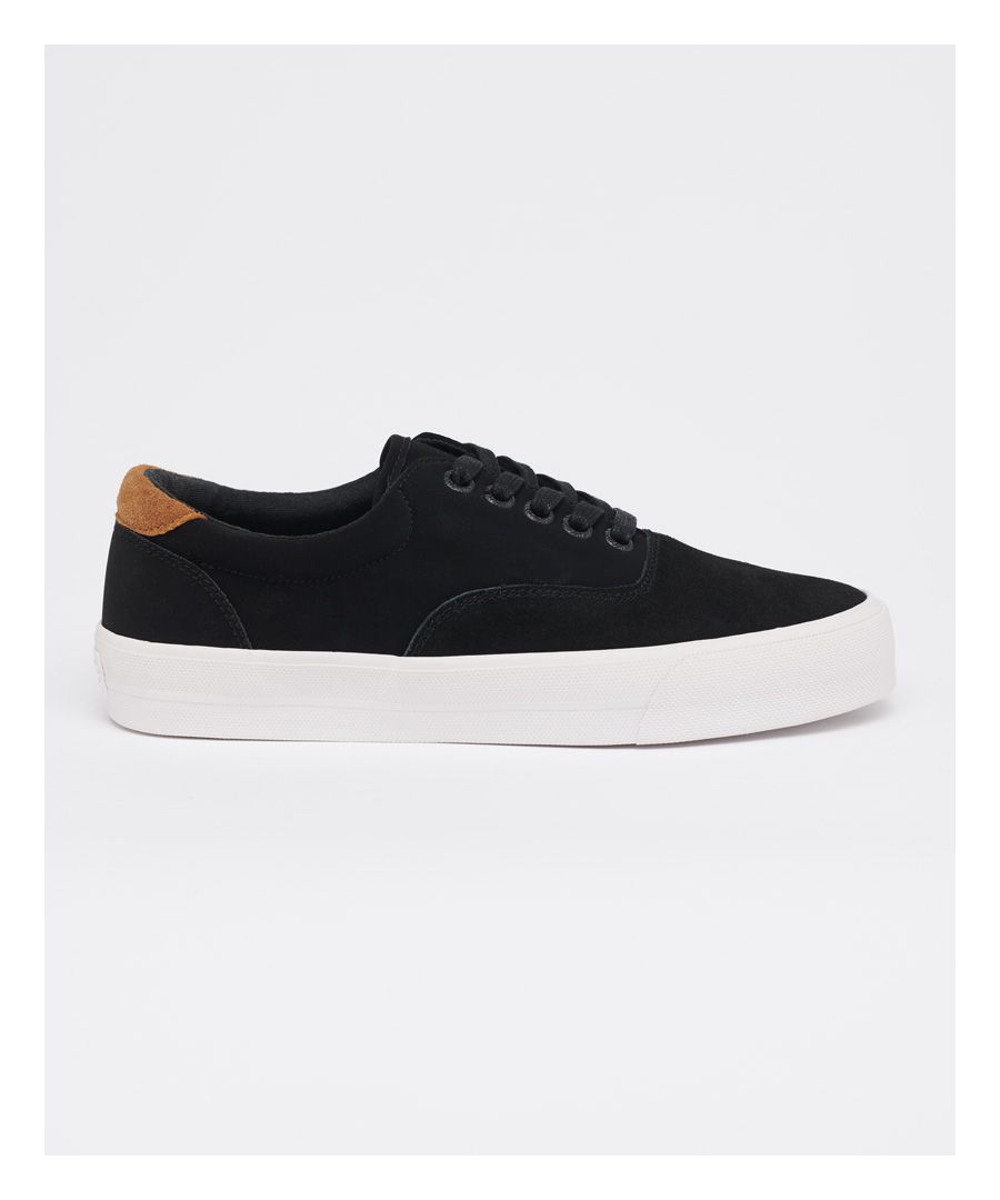 Superdry Premium-damessneakers met veters. Deze sneakers zijn een frisse optie voor je dagelijkse schoenen dit seizoen. Ze hebben een vetersluiting, een leren inzetstuk aan de voor- en achterkant en zijn afgewerkt met Superdry-merklogo's op de hiel.