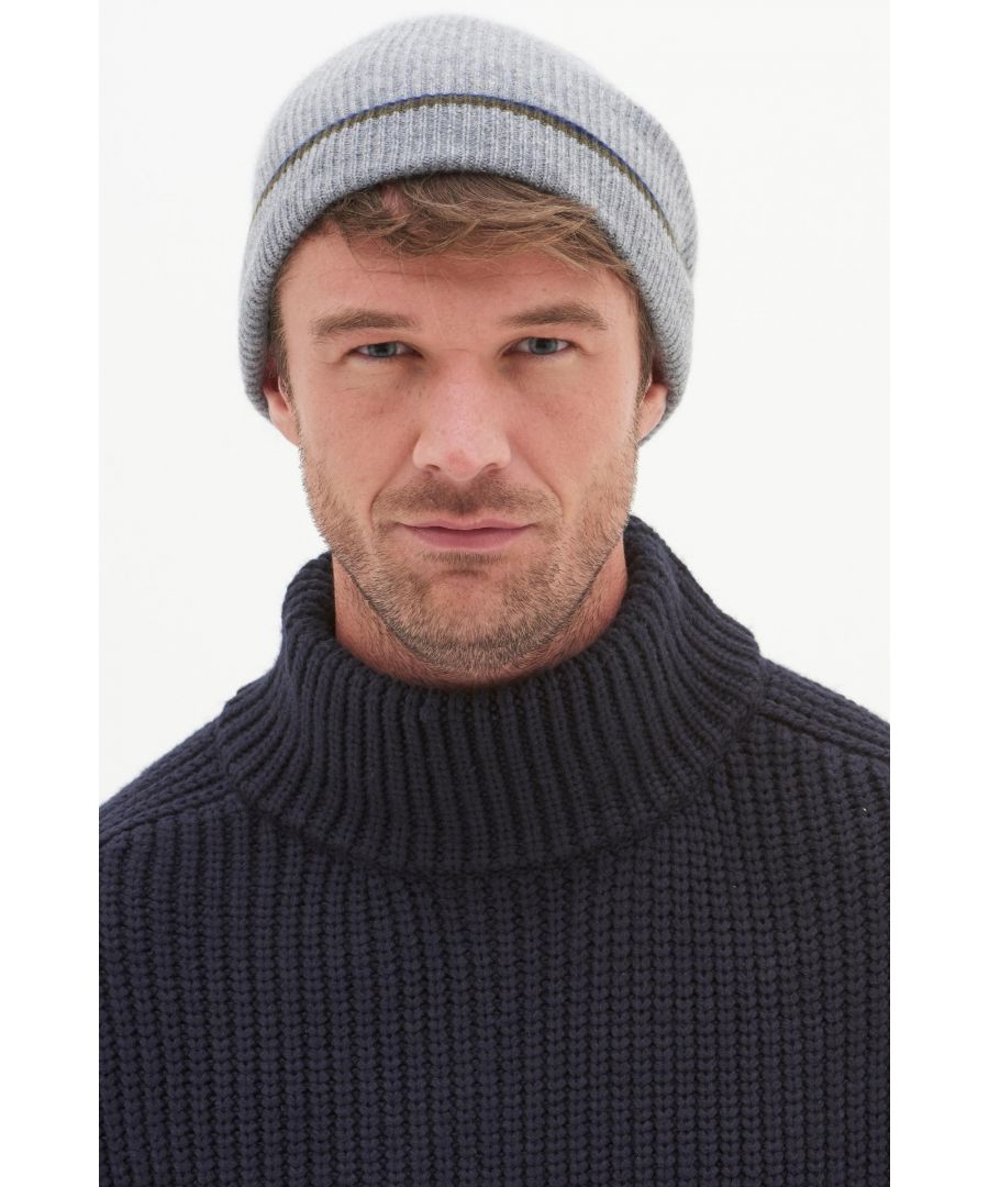 Ribbed beanie hat crafted in 100% sustainable cashmere. It's knitted in ribbed stitches to keep it snug and cosy.