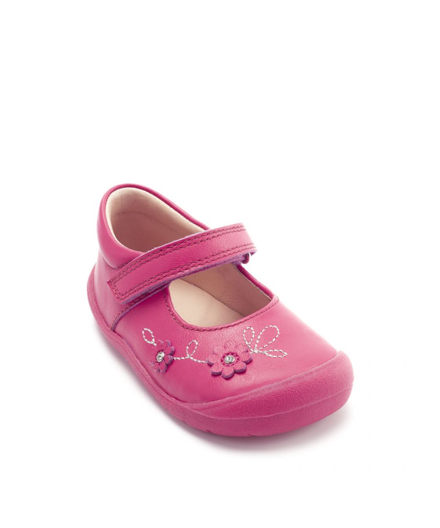 Our Flex First Steps shoes offer protection both inside and out for girls’ growing feet. Internal padding and lightweight external bumpers as well as a flexible sole allow for natural movement. In soft wine leather upper with pretty floral appliqués, a riptape fastening allows for quick and fuss-free foot entry and removal.