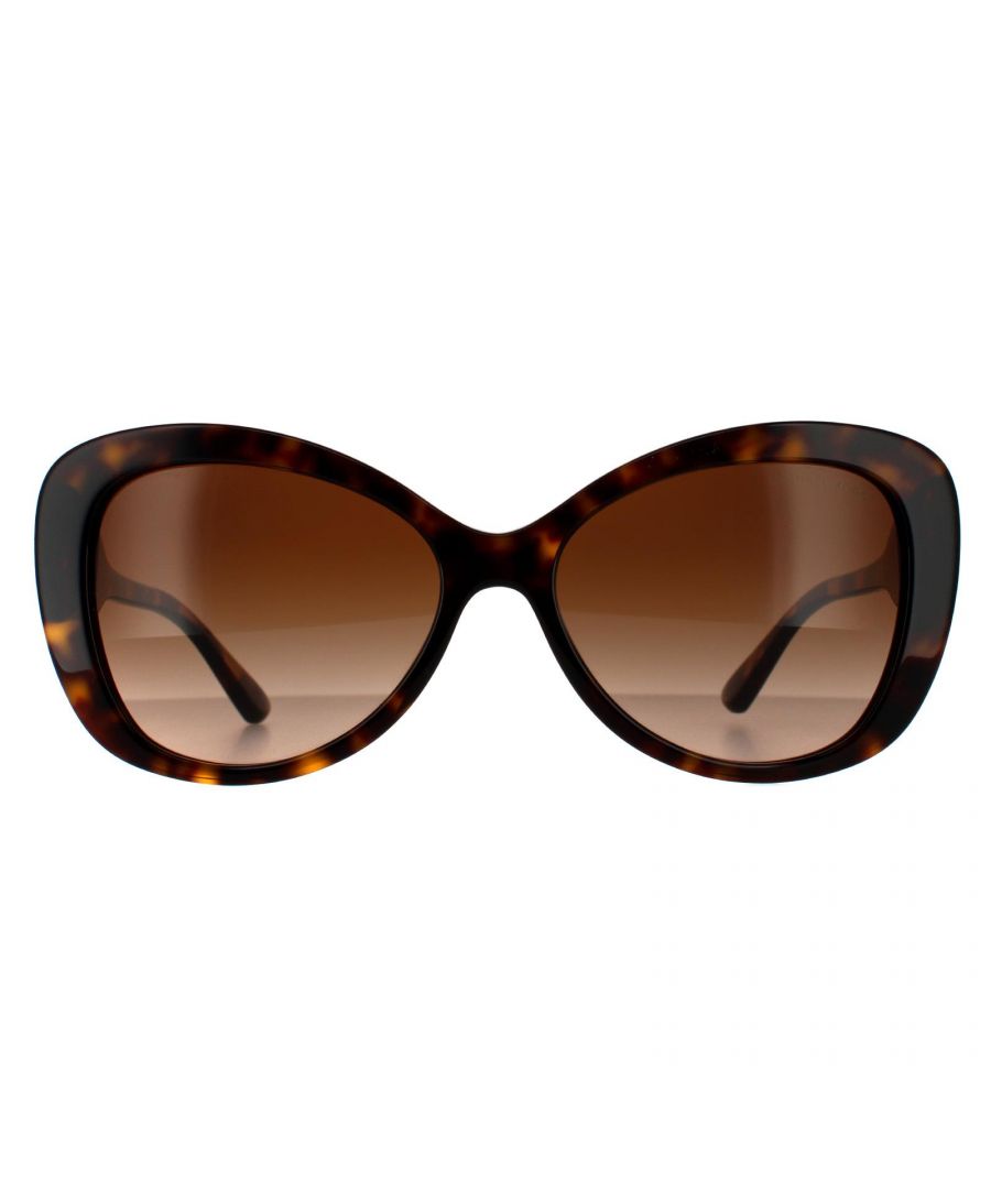 Michael Kors zonnebril MK2120 300613 Dark Tortoise Brown Gradient zijn een vlindervormige stijl gemaakt van dikke acetaat. Het Michael Kors -logo verschijnt op de tempels voor merkherkenning.
