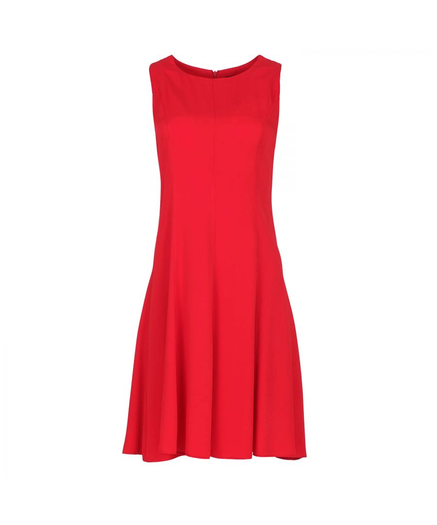 Deze rode jurk is gemaakt van geweven tencel. Hij is mouwloos en heeft een ronde halslijn. Er is een verborgen ritssluiting op de rug. Verticale naden op het lichaam zorgen voor een perfecte pasvorm. De jurk is getailleerd en loopt vanaf de taille uit in een cloche-achtige rok.