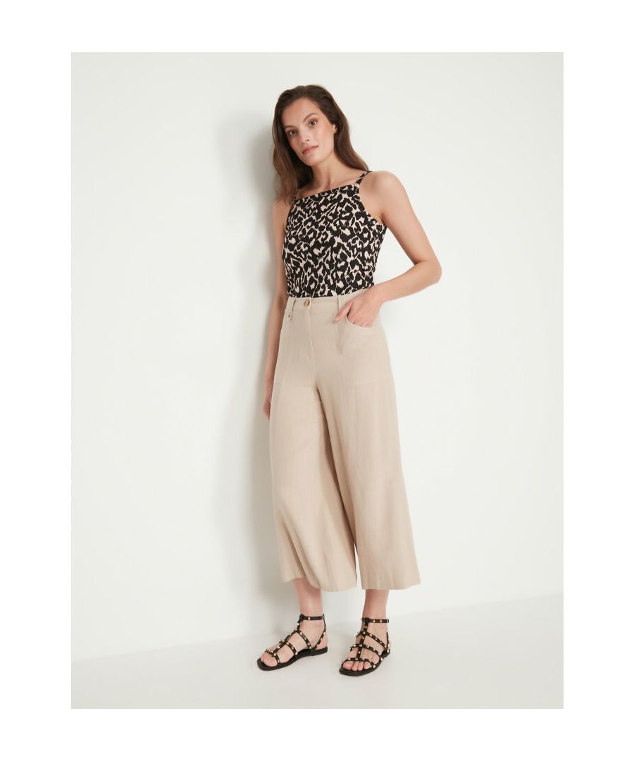 Perfect for relaxed summer days, these wide leg linen crops are a hot weather style essential. Pair with a relaxed vest and flat sandals for a chic daytime look.
