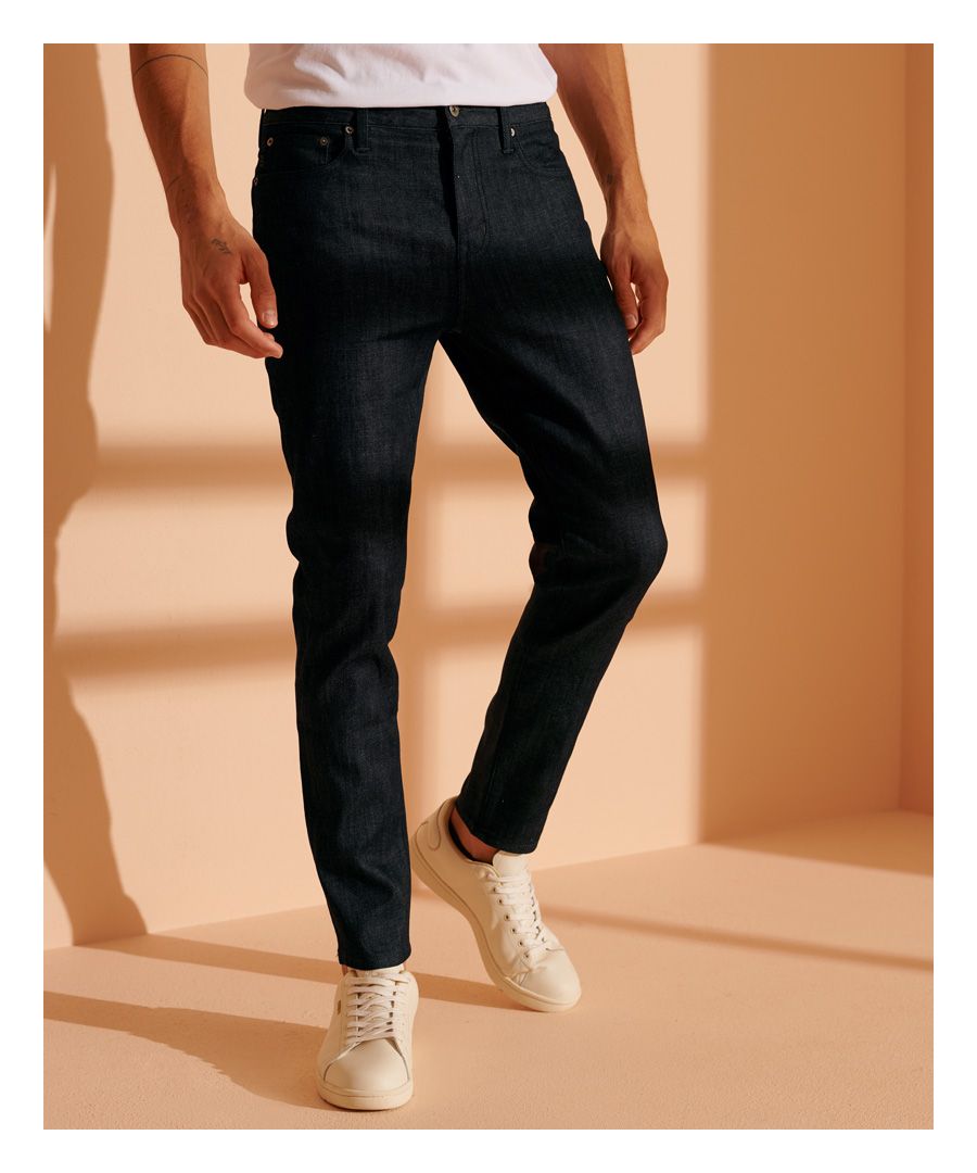 Deze skinny jeans is ideaal voor een retro-outfit en geeft je een nauwsluitende look zonder in te boeten aan comfort.Skinny pasvormRiemlussenRits- en knoopsluitingVijf zakkenKenmerkende logopatchKenmerkend logolabelNauwsluitende pasvorm. Aanpassend waar de broek de huid aanraakt, precies waarvoor hij is ontworpen. Met een vleugje stretch om er zeker van te zijn dat hij zo strak mogelijk past, vanaf je zitvlak via de dij tot aan een smalle enkel – de ultieme rocksterlook.