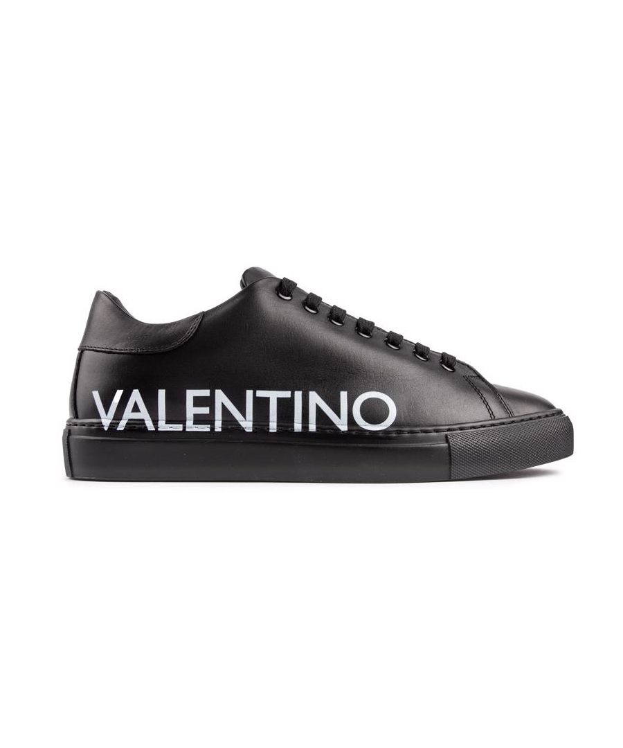 Krijg een on-point stijl met de Valentino Shoes Zeus. Deze zwarte pumps hebben een bovenwerk van glad leer. een grote witte kenmerkende branding. bekerzool en strakke metalen oogjes. Voeg een ontspannen designervibe toe aan je looks.