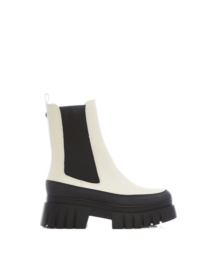 Upgrade your boot collection with Diiva. We love the soft off-white leather upper with contrasting elastic panels and sole - perfect for adding a new look to your outfits. This fashion-forward style will serve you in the colder seasons. The cleated finish adds extra grips. Pair with an oversized jacket.