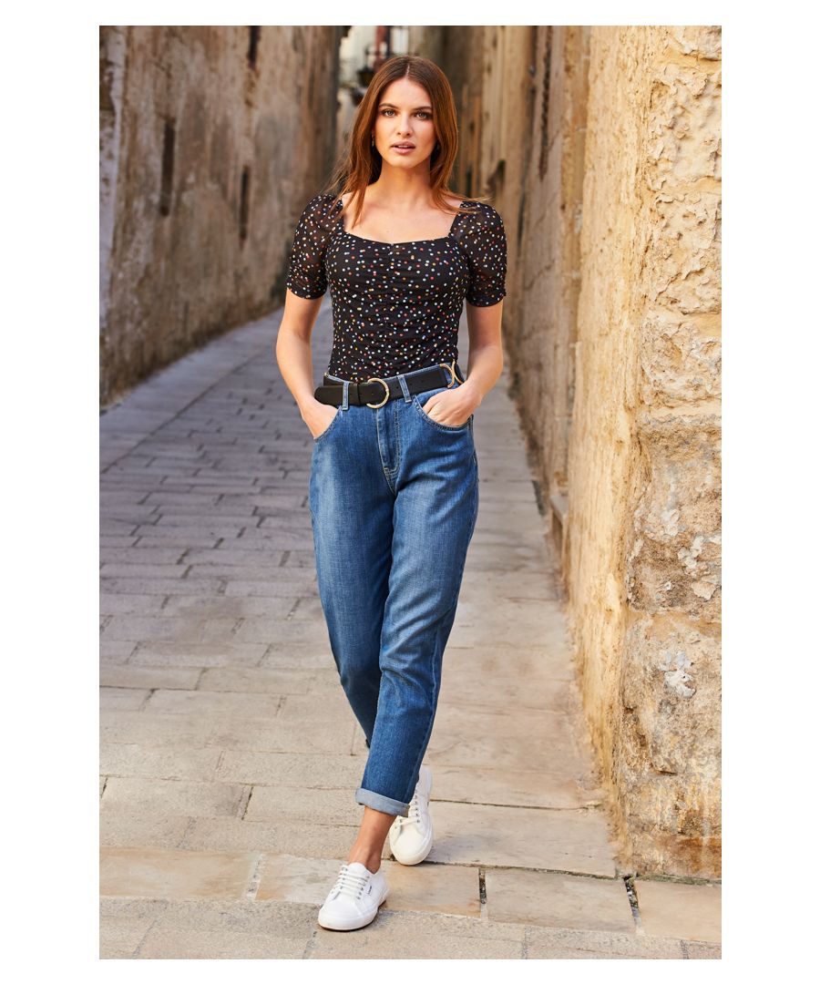 REASONS TO BUY:Designed for comfortSoft structured denim for a relaxed fitHigh waist for a flattering fitWear them off-duty or out-outSex them up with heelsAdd trainers for casual-chicInside leg to fit: Short - 29