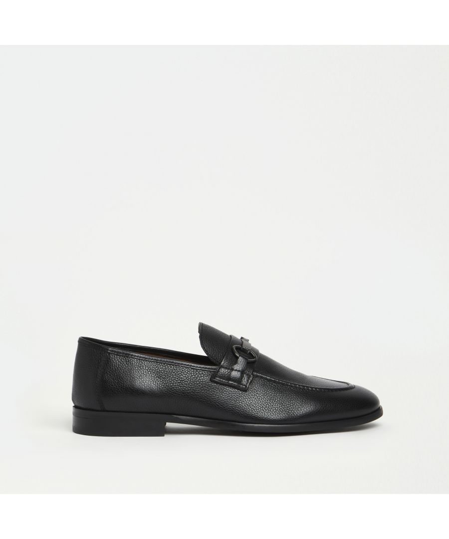 > Brand: River Island> Department: Men> Upper Material: Leather> Material Composition: Upper: Leather, Sole: Rubber> Type: Casual> Style: Loafer> Occasion: Casual> Season: AW22> Pattern: No Pattern> Closure: Slip On> Toe Shape: Round Toe> Shoe Width: Standard