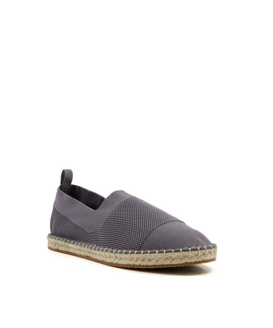 No summer wardrobe is complete without a pair of espadrilles. This simple style is soft and breathable, ensuring style and comfort on warm summer days.