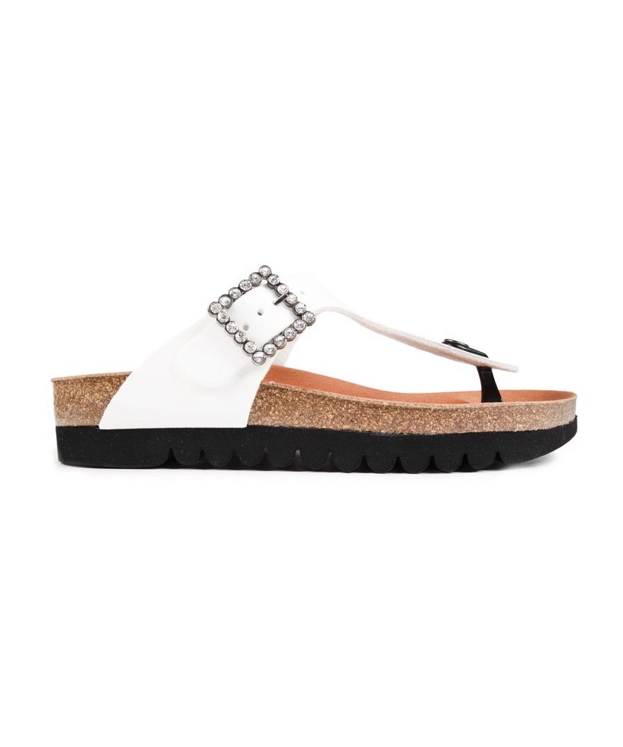 Zet je beste beentje modieus naar voren met V.GAN's Kiwi damessandaal. De witte platte sandalen van het door PETA goedgekeurde merk hebben een gesp met diamanten studs en een comfortabel gevormd voetbed.