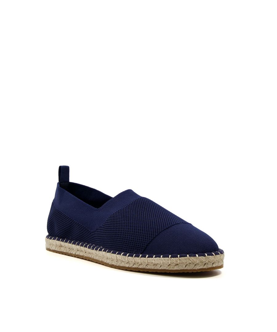 No summer wardrobe is complete without a pair of espadrilles. This simple style is soft and breathable, ensuring style and comfort on warm summer days.