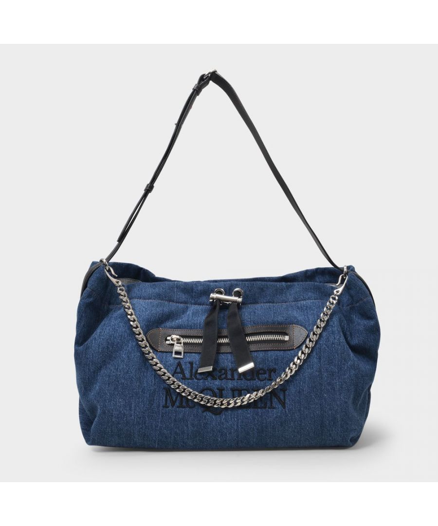 We love the athletic feel of this denim bag, with the Alexander McQueen logo on the front. It comes with a shoulder strap and chain top handle, and will add a cool, sporty feel to your look. Wear it with a dress and sneakers for a glamorous, dynamic vibe. Shoulder strap : 78 - 92 cm. Worn on the shoulder - One adjustable shoulder strap. Material : Smooth Calfskin and Denim. Lining : Cotton. Colour : Bleu - 4095 Dark Blue/Black. Closure : Top Magnetic Clasp with Drawstring. Interior : Patch pocket and one card slot.