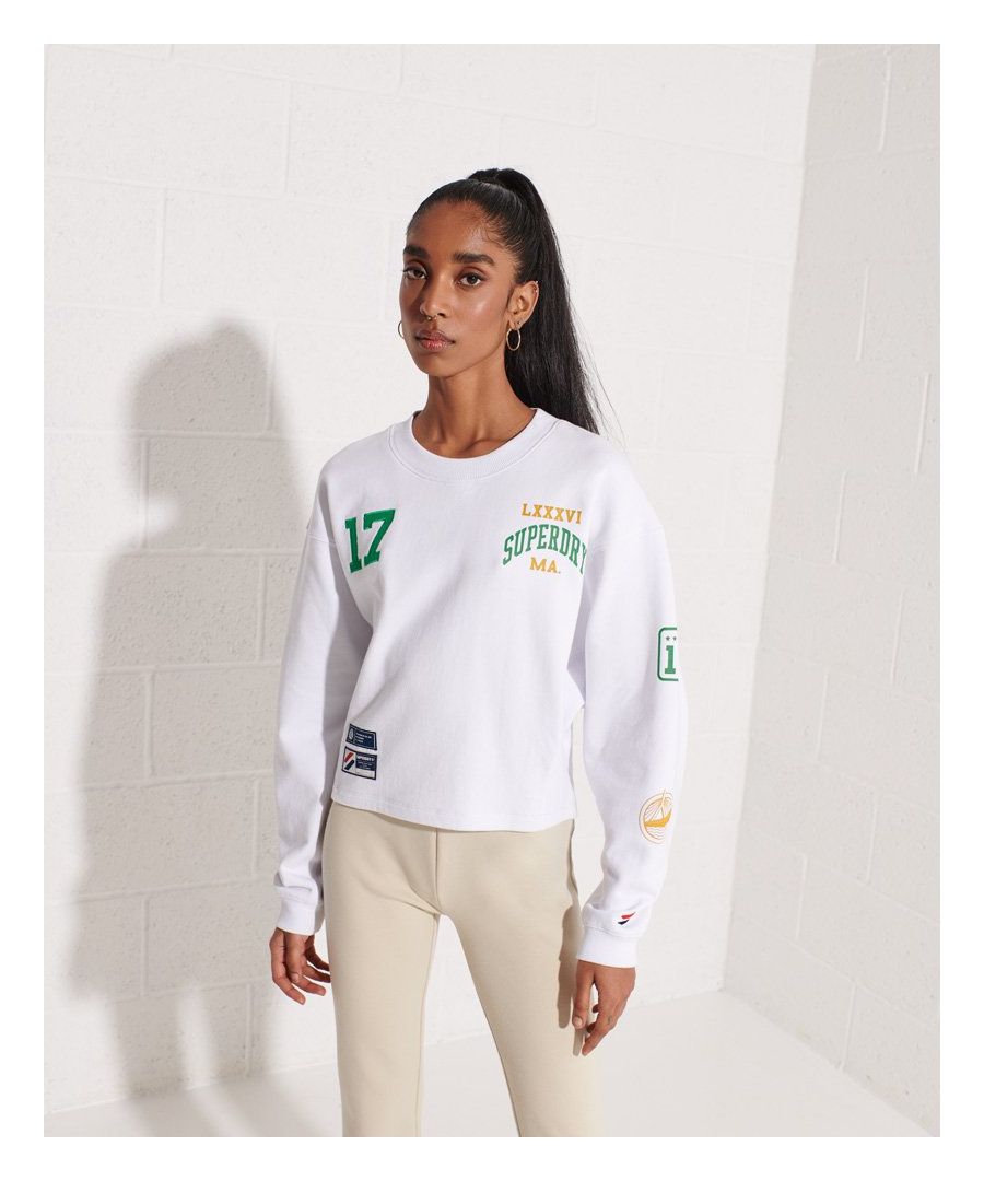 De Varsity-stijl zal altijd een inspiratie zijn voor liefhebbers van sportieve mode. Maak kennis met ons Varsity-sweatshirt met vleermuismouwen en ronde hals.VleermuismouwenGeribde randenRonde halslijnGeborduurd logoOpgedrukte detailsKenmerkend logopatchKorte pasvorm
