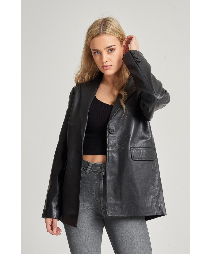 This BARNEY & TAYLOR real leather blazer is made from super soft lamb lux leather. It had a relaxed, almost oversized fit making it the perfect blend of business and casual. The garment features 2 outer pockets and button fastening.