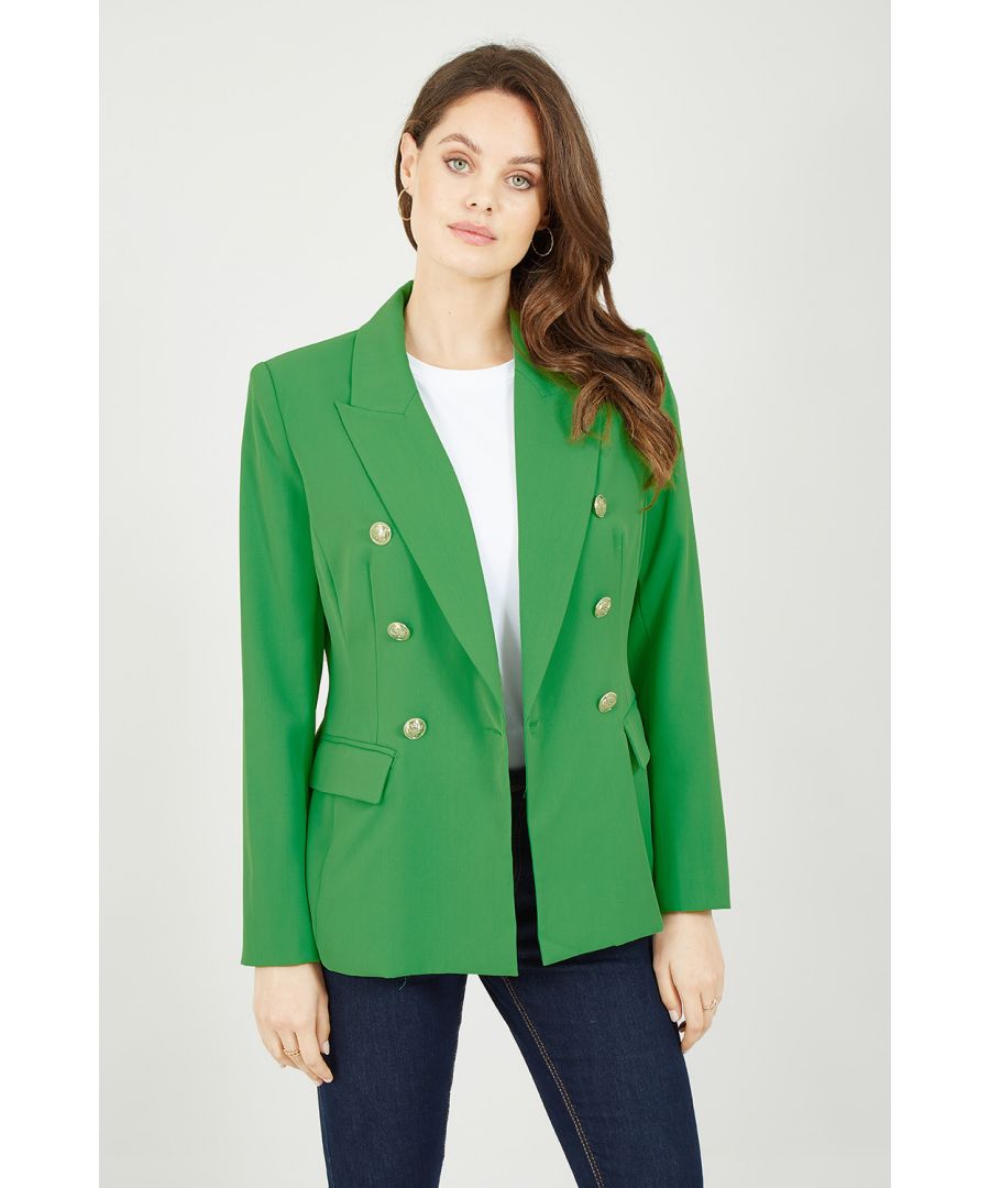 Vier de lente/zomer met deze luxe Yumi groene blazer met contrasterende, gestreepte voering. Dit onmisbare lente/zomer-item is perfect voor alle gelegenheden en is verkrijgbaar in een opvallende, trendy tint groen, met zes knopen op de borst en een getailleerde pasvorm. Combineer met een bodysuit, jeans en bijpassende elegante pumps voor een superleuke, elegante, casual look.