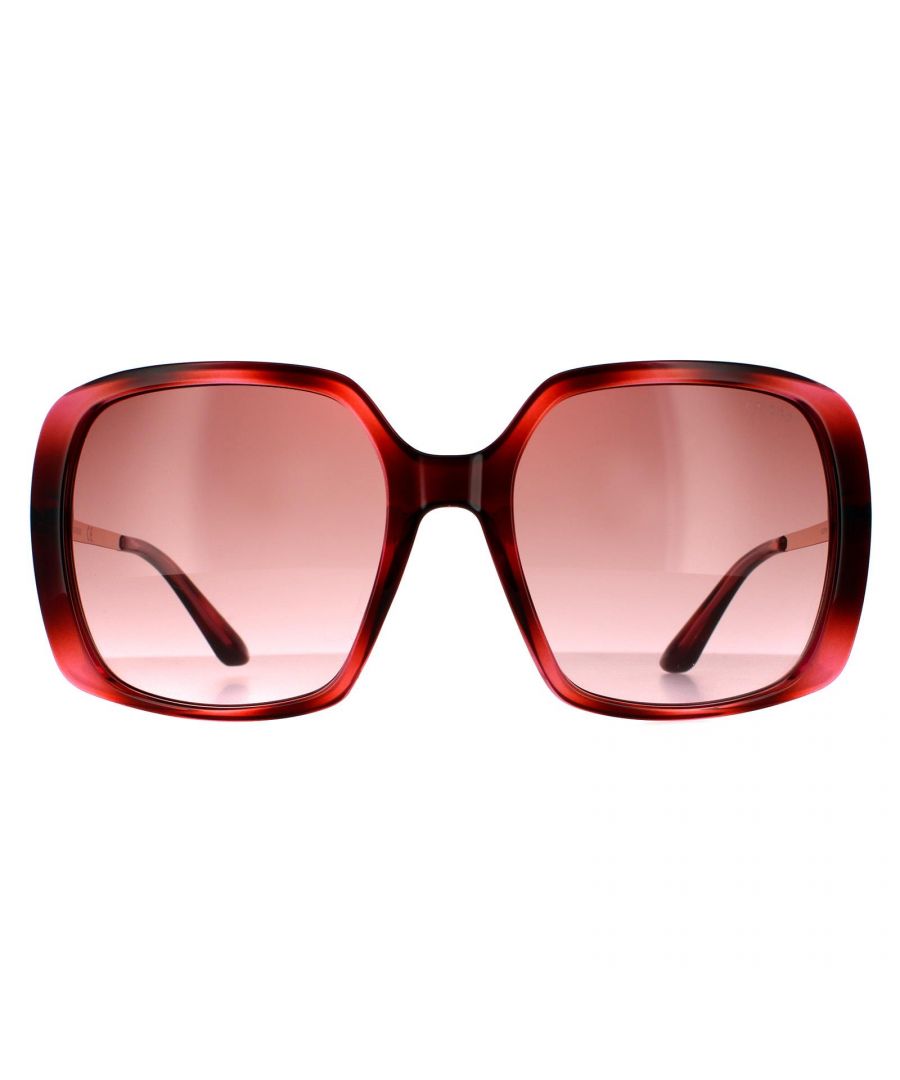 Guess zonnebril GU7780 74T Tortoise Pink Pink Gradient zijn een groot oversized vlinderontwerp met tweekleurige kleuren en slanke metalen armen met het G Guess-logo gegraveerd.