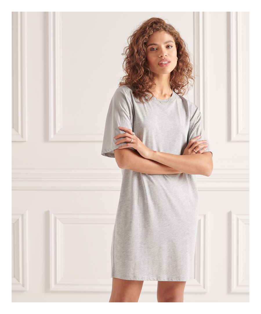 For the minimalists among us the Cotton Modal T-shirt dress is an absolute must have. Featuring a T-shirt design and short sleeves.Relaxed fit – the classic Superdry fit. Not too slim, not too loose, just right. Go for your normal sizeT-shirt style designShort sleeved