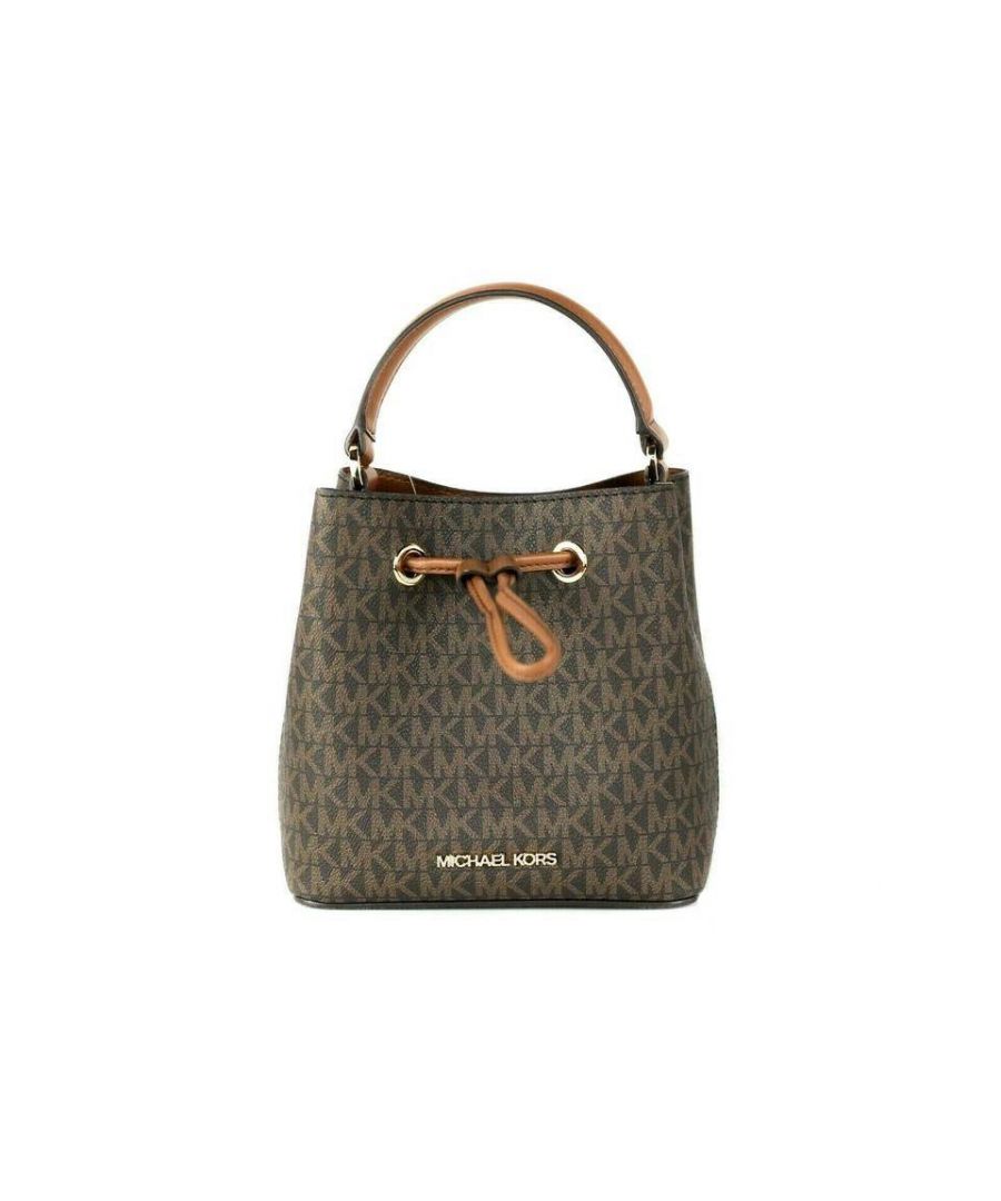 Style: Michael Kors Suri Small Bucket Drawstring Handbag (Brown Signature) Material: Signature PVC with Smooth Leather Handle/Drawstring Features: Front MK Logo Plate Accent, Drawstring Closure, Adjustable/Detachable Crossbody Strap Measures :  17.78cm H x 19.05cm W x 10.16cm D
