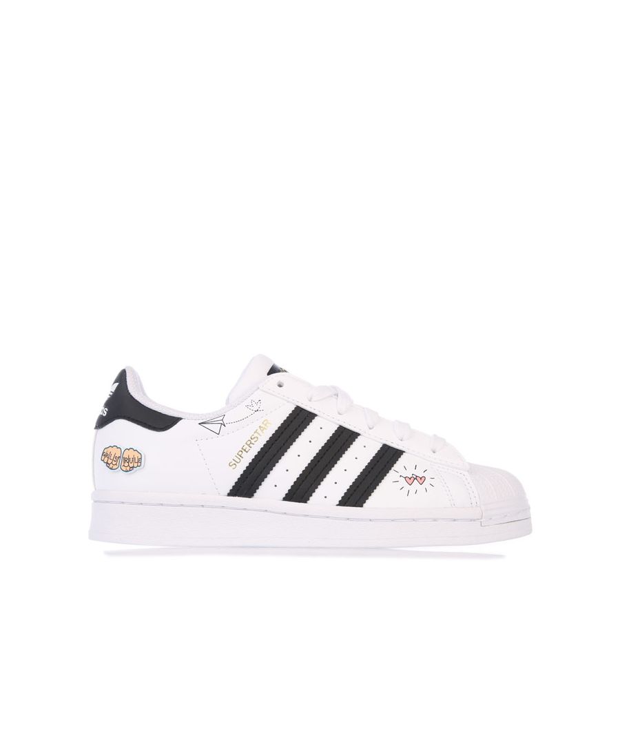 Junior Girls adidas Originals Superstar Trainers in white black.- Synthetic upper.- Lace closure.- Regular fit.- Moulded sockliner. - Serrated 3-Stripes detail.- Rubber outsole. - Synthetic upper  Textile lining  Synthetic sole. - Ref.: FX5202J