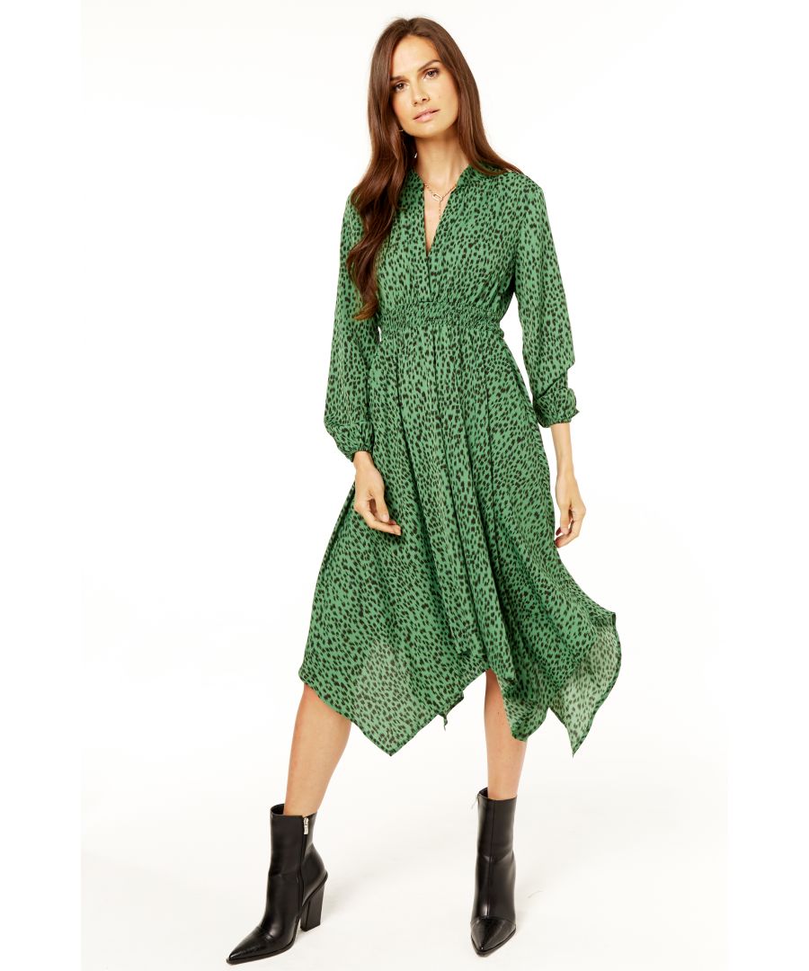 Dit seizoen is onze groene midi-jurk met lange mouwen en assymetrische zoom helemaal on trend! Met een asymmetrische zoomlijn, Y-halslijn, gesmokte tailleband en een prachtig aantrekkelijke bedrukte swingrok, onderscheid je je van de massa in deze prachtige midi-jurk.