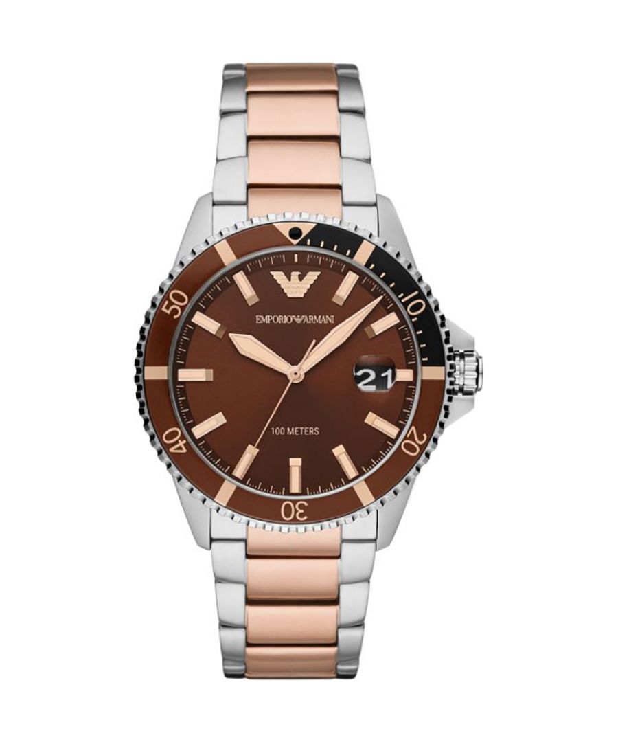 Stijlvol heren horloge van het merk Armani. Het horloge is zilver- en rosekleurig met een bruine wijzerplaat en heeft een polsbandje dat ook kleiner gemaakt kan worden. De kast heeft een diameter van 42mm en het uurwerk is van Quartz.  Merk: Emporio ArmaniModelnaam: AR11340 (42mm)Categorie: heren horlogeMaterialen: edelstaalKleur: zilver, rose, bruin