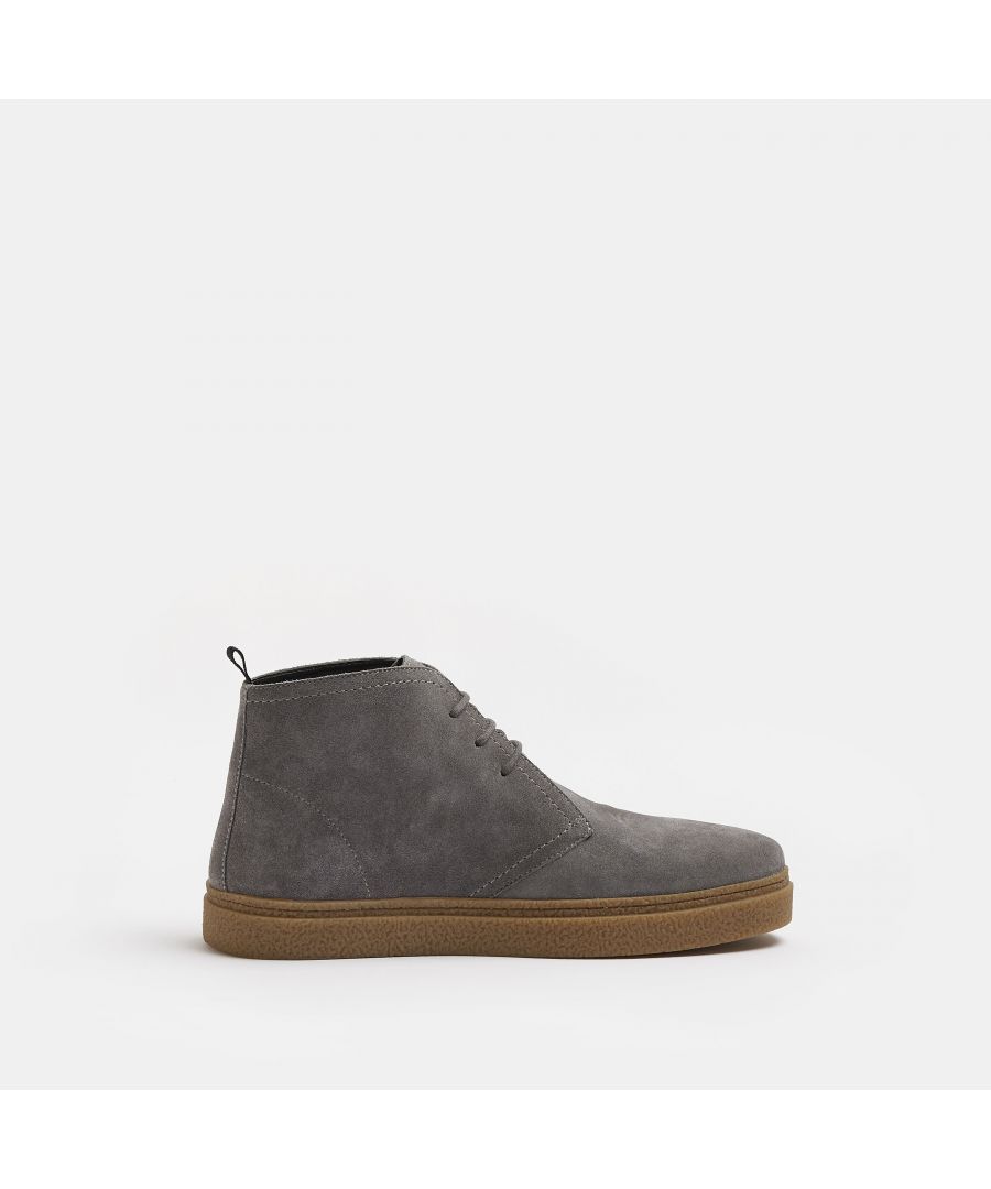 > Brand: River Island> Department: Men> Colour: Grey> Type: Boot> Style: Chukka> Material Composition: Upper: Leather, Sole: Rubber> Material: Leather> Upper Material: Leather> Pattern: No Pattern> Occasion: Casual> Season: SS22> Closure: Lace Up> Toe Shape: Round Toe> Shoe Width: Standard> Shoe Shaft Style: Ankle