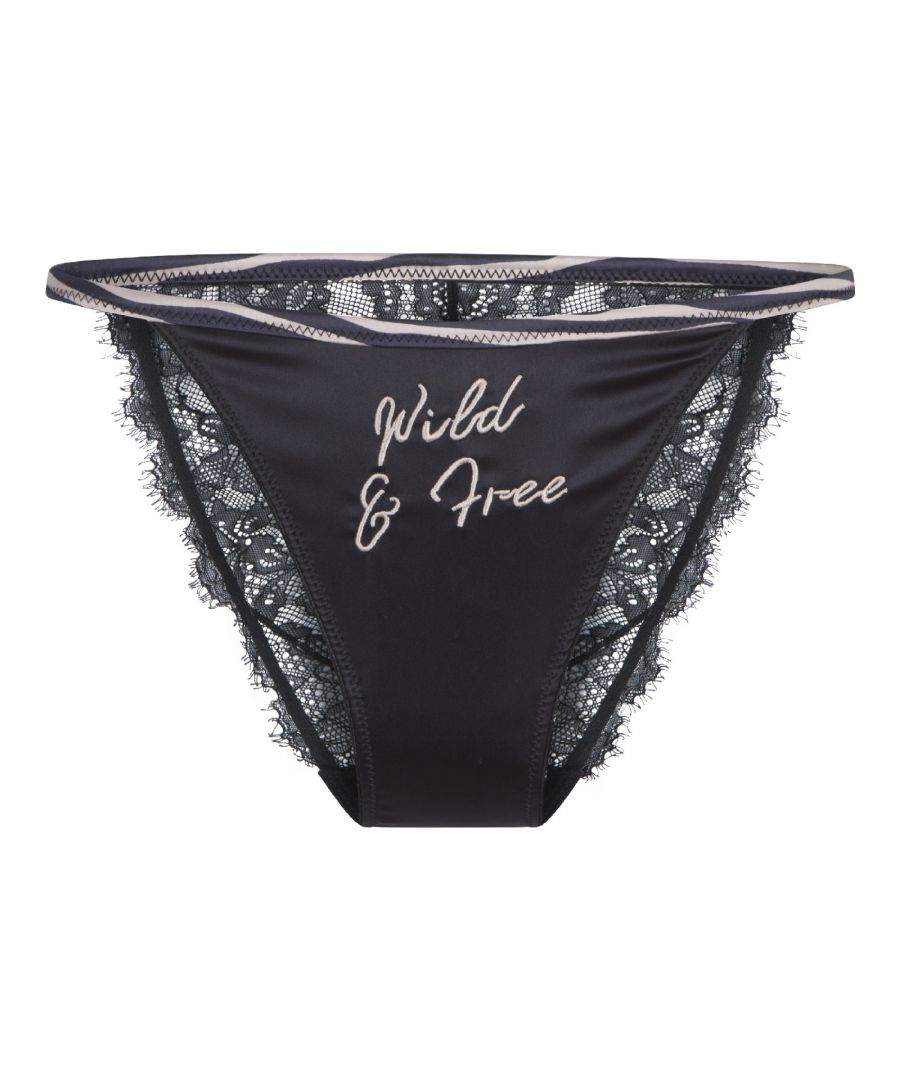 Striped Zebra Deze stoere en toch vrouwelijke mix & match lingerie serie is onmisbaar in je kast! De tanga is aan de voorzijde voorzien van de tekst Wild & Free en de achterzijde is gemaakt van zwart kant.