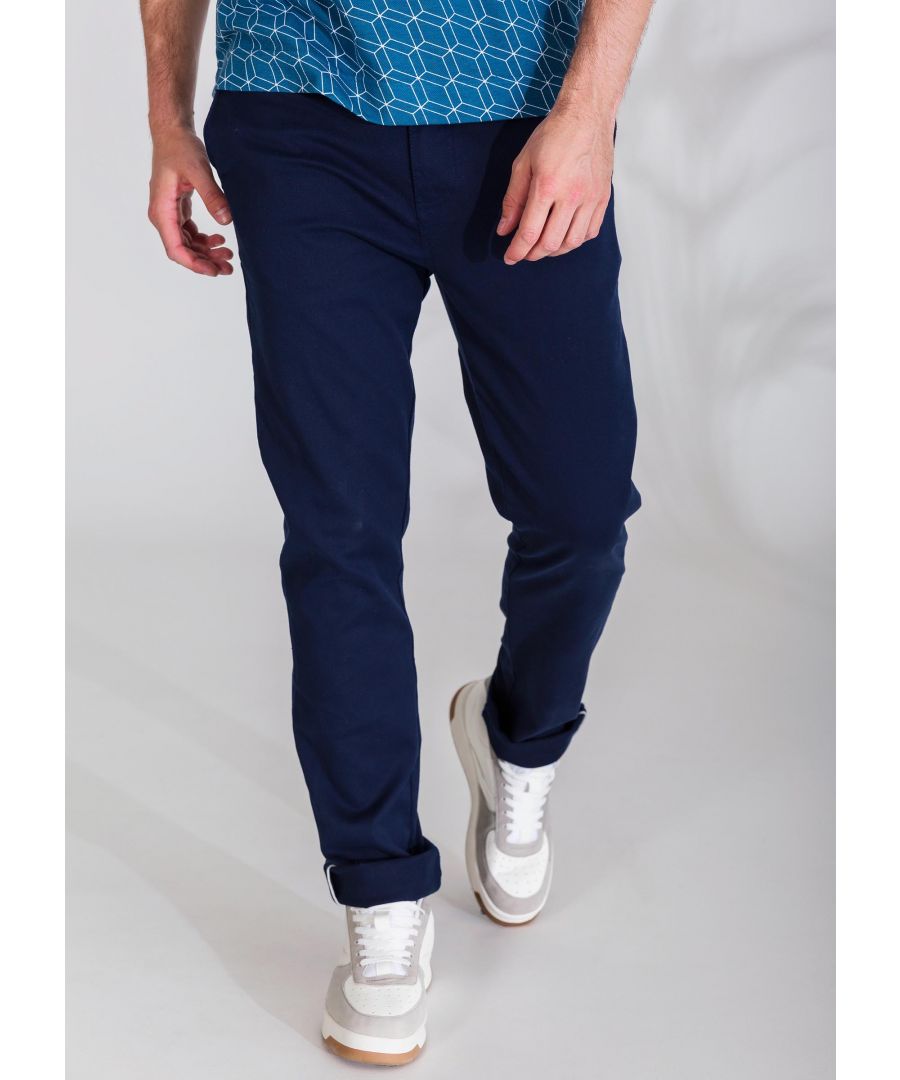 Deze donkerblauwe broek met omgeslagen pijpen is een perfecte basis om te combineren met één van onze felgekleurde polo's.