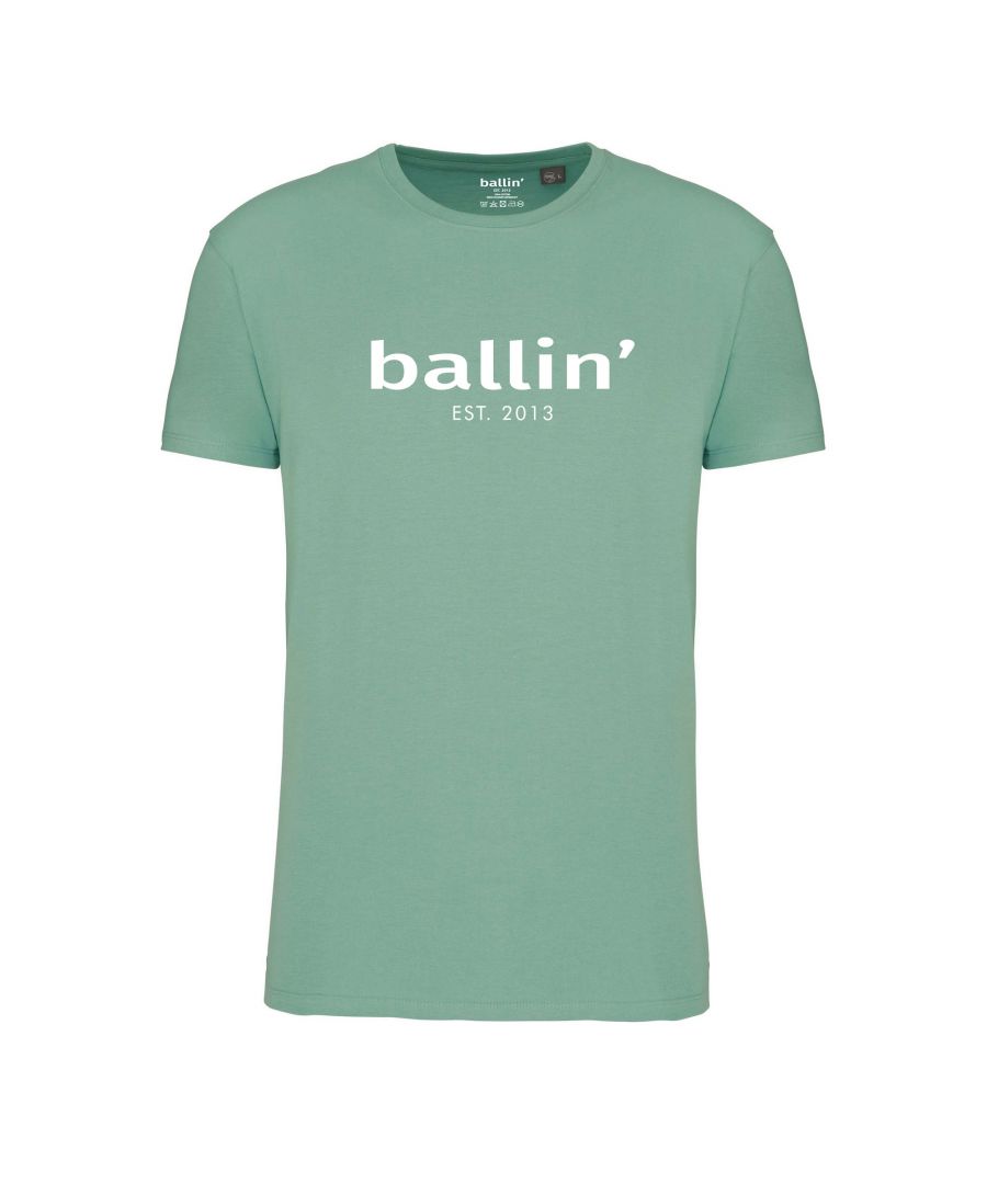 Heren t-shirt van het merk Ballin Est. 2013. De shirts van Ballin Est. 2013 zijn gemaakt van 100% biologisch katoen, en hebben een normale pasvorm. Het zachte katoen zorgt voor een heerlijk draagcomfort.  Merk: Ballin Est. 2013Modelnaam: Regular Fit ShirtCategorie: heren t-shirtMaterialen: biologisch katoenKleur: sage groen