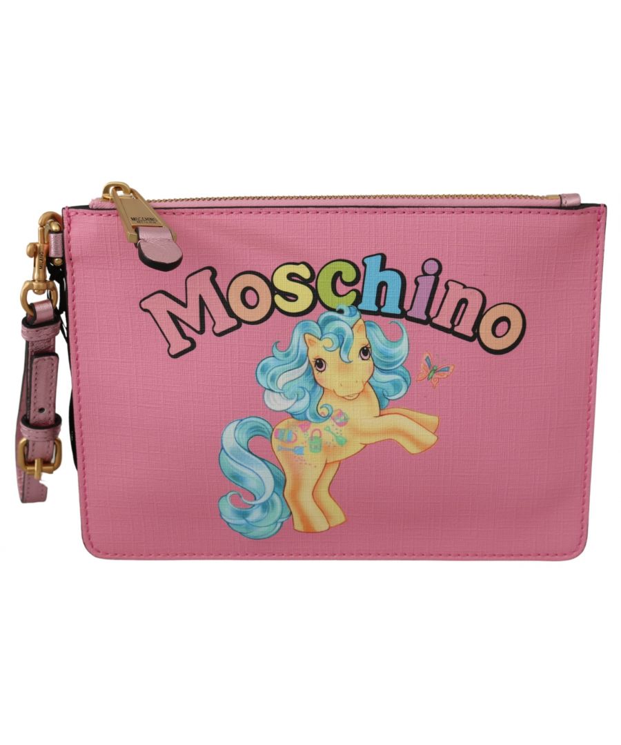 MOSCHINO Superbe sac pour femme, neuf et étiqueté, 100% authentique MOSCHINO Style : Sac à main pochette Couleur : Rose clair Matériau : Cuir Bracelet détachable et ajustable Fermeture à glissière Détails du logo Fabriqué en Italie Dimensions : 17cm x 23cm