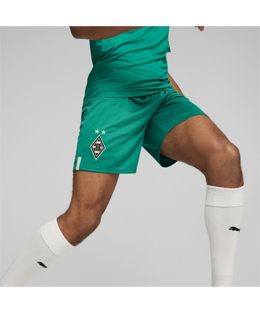 PRODUCT STORY Show up to the pitch looking, and playing, like Borussia Mönchengladbach’s star player with these replica shorts. They’re made from sweat-wicking material, to keep you cool in the tensest moments of the game, and finished with the Fohlenelf’s famous crest on the leg. FEATURES & BENEFITS : dryCELL: Performance technology designed to wick moisture from the body and keep you free of sweat during exercise Recycled Content: Made with at least 20% recycled material as a step toward a better future DETAILS : Regular fit Elasticated waist Twin needle hem PUMA Cat Logo on the leg Official team crest on the leg