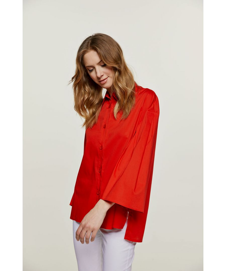 Deze rode blouse is gemaakt van geweven stretch popeline. Het heeft een overhemdkraag en een sluiting aan de voorzijde met plastic toon-op-toon knopen. Het heeft wijde ¾-mouwen met drie plooien die beginnen bij de schoudernaad. De zoom is 8 cm langer aan de achterkant met zijsplitten van 13 cm. Het kledingstuk heeft een los, ontspannen silhouet.