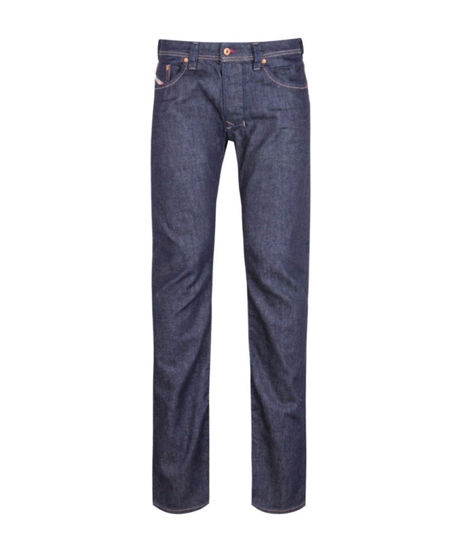 Diesel Larkee 084HN donkerblauwe spijkerbroek. Dieselblauwe spijkerbroek. Knop vliegen. 93% katoen 5% polyester 2% elastaan. Recht been. Badge met het merk Diesel