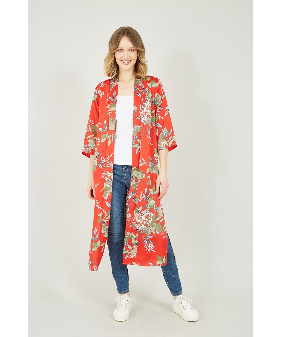 Draag het hele seizoen laagjes dankzij onze kimono met bloemenprint, gemaakt van lichtgewicht stof die superzacht aanvoelt. Deze prachtige rode kimono met bloemenprint is perfect om dit seizoen te dragen. Draag hem over ons witte hemdtopje en een jeans. Wil je je look naar een nog hoger niveau tillen? Combineer je kimono met opvallende sieraden en je favoriete rode lipstick!