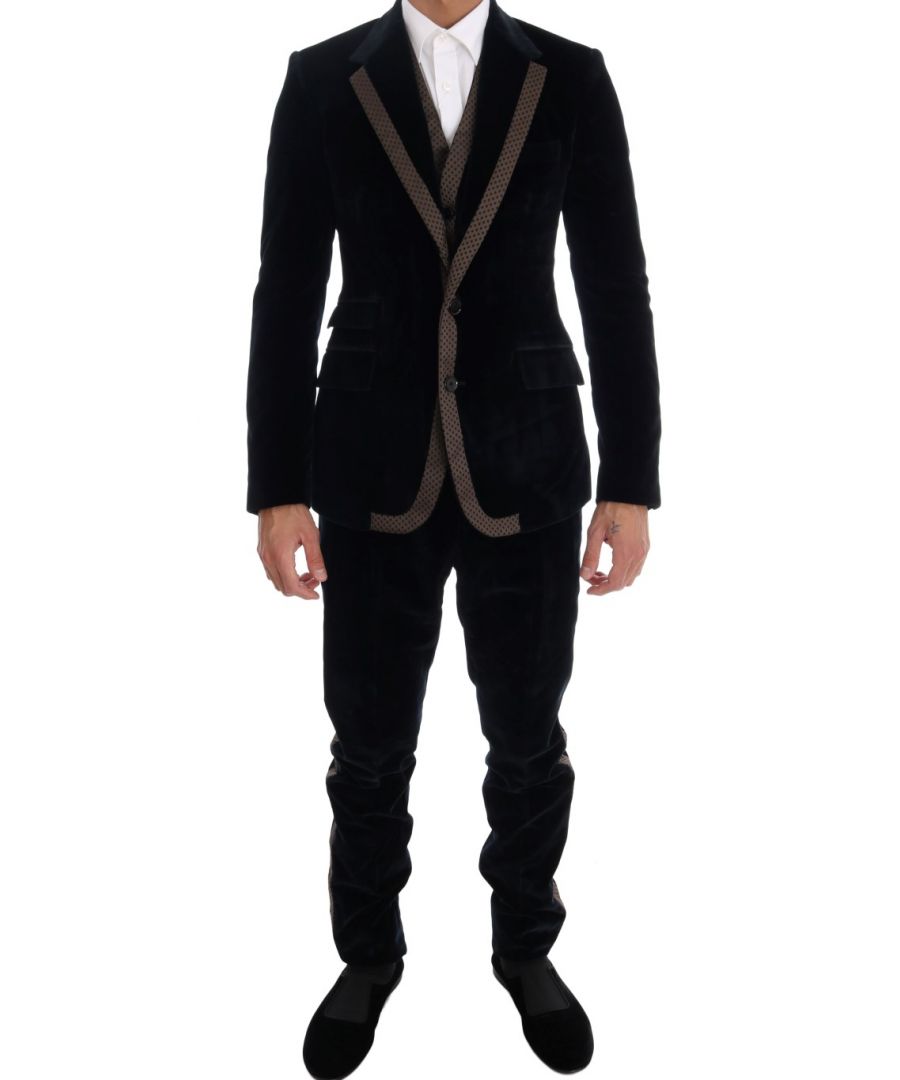 Dolce & Gabbana Absoluut prachtig, 100% Authentiek, gloednieuw met tags Dolce & Gabbana Pak Kleur: Blauw met bruine details Stijl: Single breasted 3-delig pak; omvat blazer, vest, en broek Sluiting: Twee knoopsluiting Pasvorm: Slim Fit Twee binnenzakken Een open vent in de rug Vest heeft volledige knoopsluiting en een verstelbare riem terug 3-weg broek ritssluiting Made in Italy Zeer exclusief en hoog vakmanschap Materiaal: 90% Katoen, 8% Polyester, 2% Zijde Voering: 50% Rayon, 50% Polyester