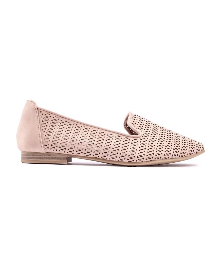 Een soepele ballerina-meets-plimsoll voor blije voeten. Deze relaxte loafers van Marco Tozzi hebben een lasergesneden leren bovenwerk en een dempende binnenzool. Ideaal voor je luchtige lente- tot zomeroutfits.