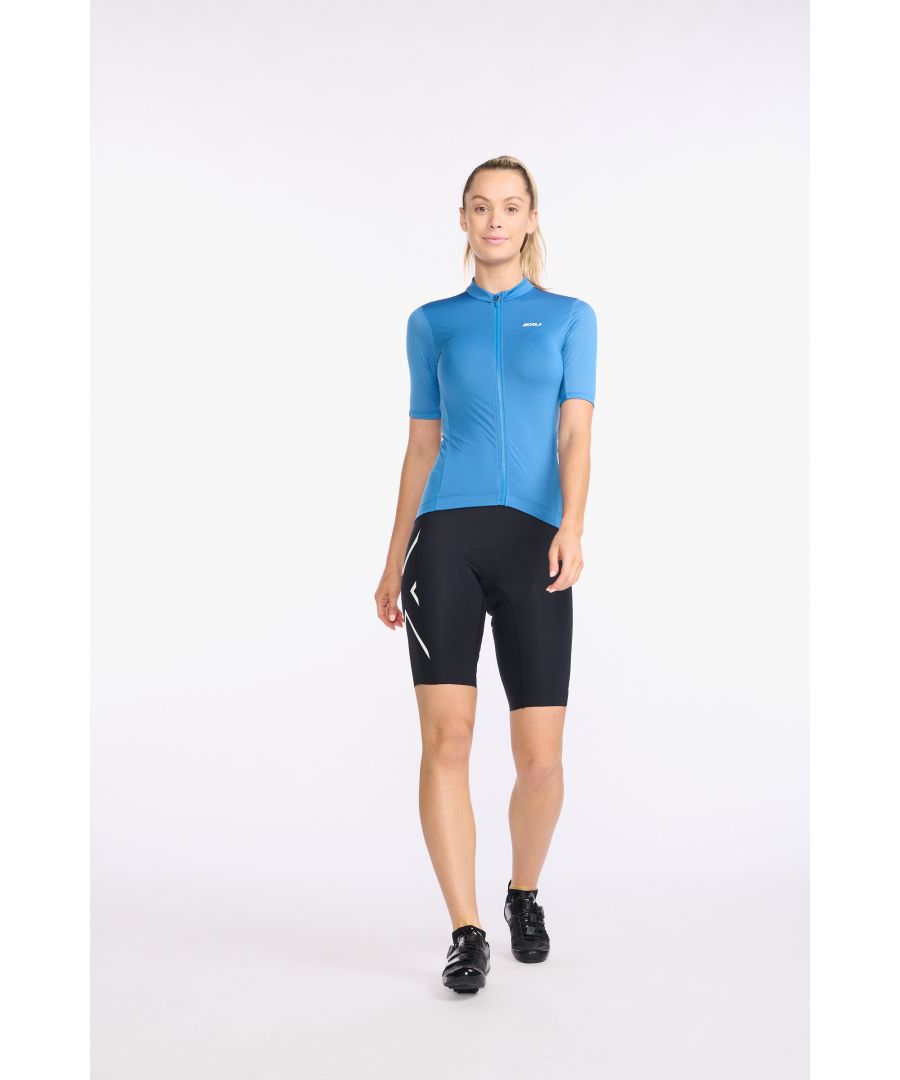 Engineered from lightweight and breathable premium Italian fabrics, the Aero Short Sleeve Jersey, is built for comfort and durability on each and every training session in the blazing sun.