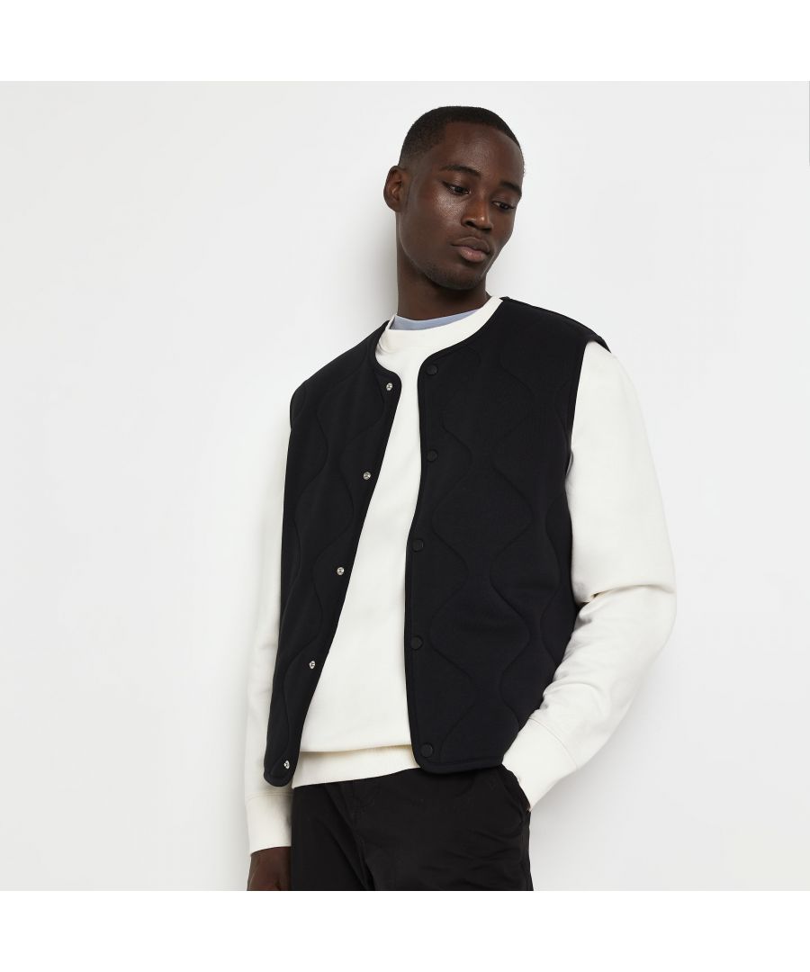 > Brand: River Island> Department: Men> Colour: Black> Type: Jacket> Style: Quilted> Size Type: Regular> Material Composition: 100% Cotton> Occasion: Casual> Pattern: Quilted> Closure: Button> Outer Shell Material: Cotton> Neckline: Crew Neck> Sleeve Length: Sleeveless> Season: SS22