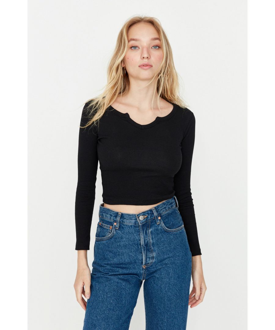 Afmetingen van het model: Hoogte: 1,80 Buste: 83 Taille: 61 Heupen: 92 Het product op de paspop is maat S/36. 65% polyester, 32% katoen, 3% elastaan, gebreide stof
